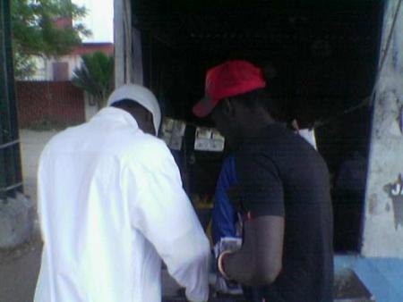 Saer et Noune jouent au PMU